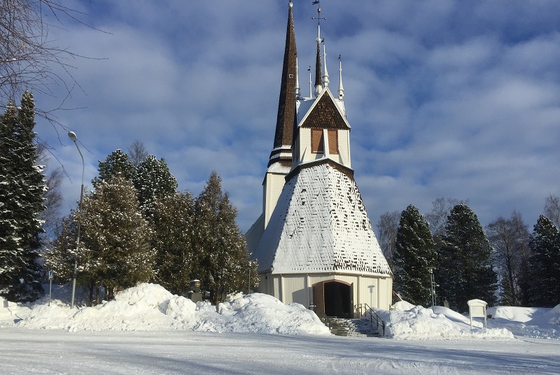 Tornion kirkon ulkokuva talvimaisemassa