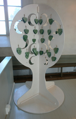 Kastepuu, kastettujen nimilehdet oksilla - kuvituskuva