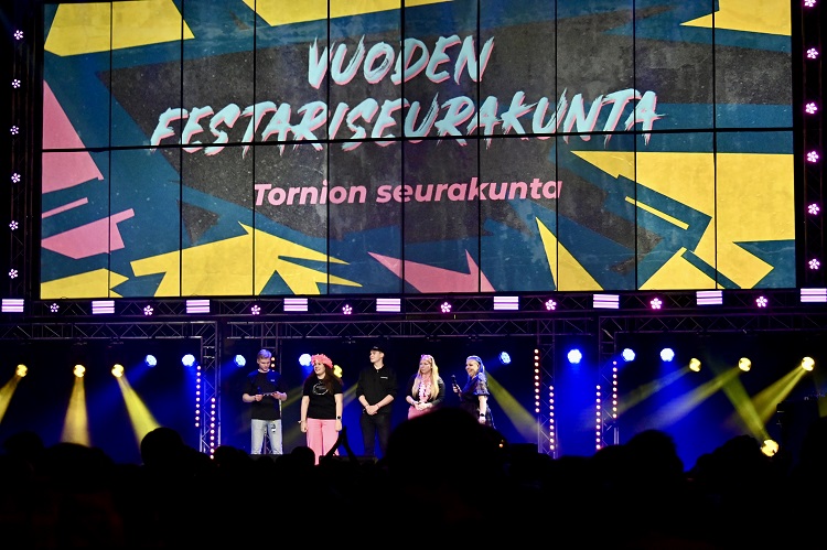 Kuvassa festareiden juontajat; vasemmassa laidassa Ville Laaksonen ja oikeassa laidassa Aikku eli Aino Silk...