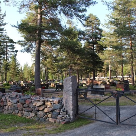 Karungin hautausmaan portilta näkymä hautausmaalle.