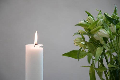 Kynttilä ja kukkia