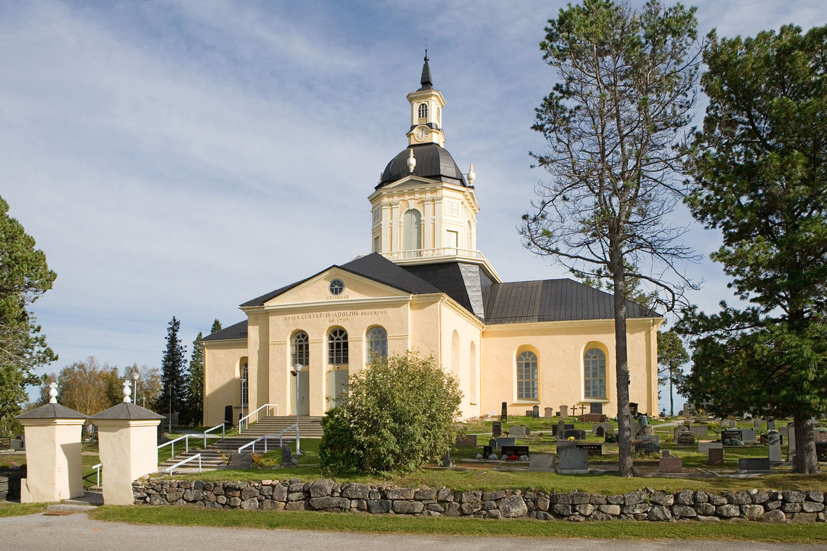 Alatornion kirkko ulkokuva kesällä