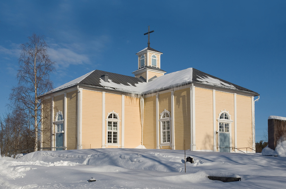 Karungin kirkko talvisessa maisemassa
