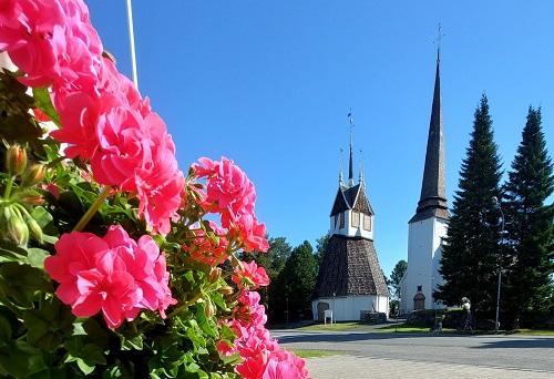 Tornion kirkko kesämaisemissa.