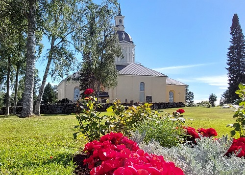 Alatornion kirkko kesämaisemissa.