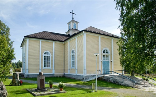 Kesämaisemissa Karungin kirkko.
