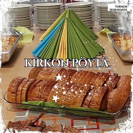 Kirkon pöytä etualalla siivutettuja leipiä, jonka takana laatikkoruokaa, servetit ja lautaset pinossa