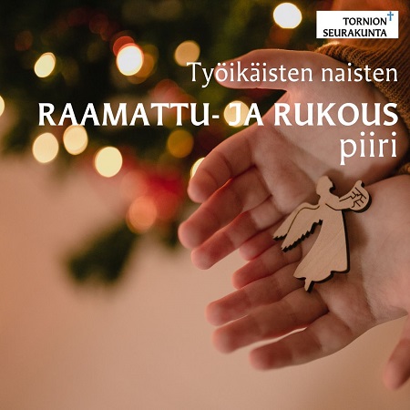 taustalla häivytettyä valoketjua, edessä kämmenten päällä puinen pieni enkeli