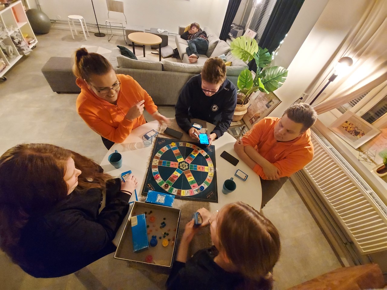 kuvassa nuoria pelaamassa lautapeliä